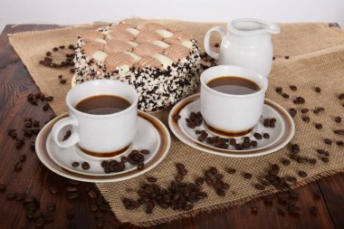 Siyah kahve taneleri ve kahveli kek