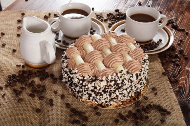 Siyah kahve taneleri ve kahveli kek