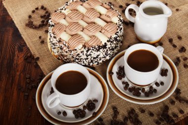 Siyah kahve taneleri ve kahveli kek