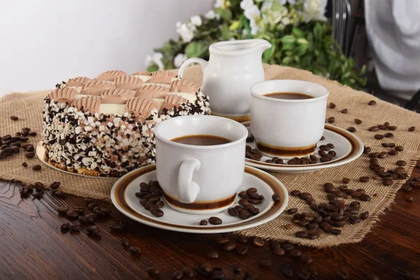 Siyah kahve taneleri ve kahveli kek