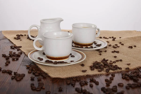 Cups of coffee and milk and roasted coffee beans — Stock Photo, Image
