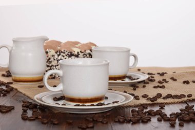 Siyah kahve taneleri ve kahveli kek