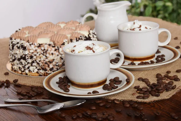 Café com chantilly e chocolate e bolo de aniversário — Fotografia de Stock