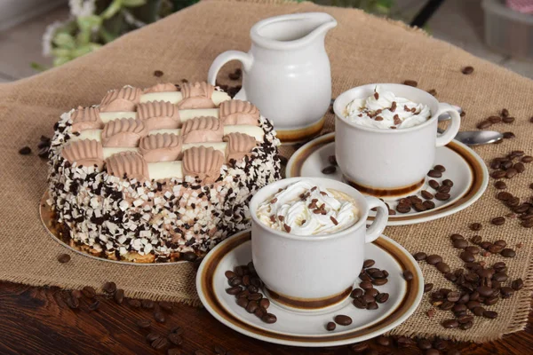क्रीम आणि चॉकलेट आणि कॉफीसह कॉफी — स्टॉक फोटो, इमेज