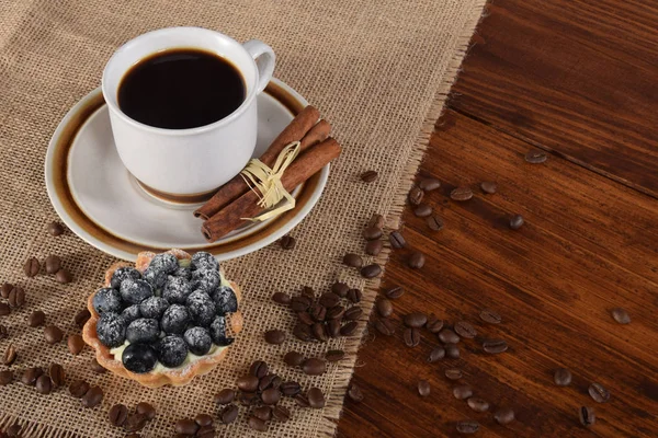 Una taza de café de vainilla negro con pastel de bayas — Foto de Stock