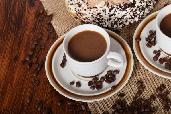 Cangkir kopi dan susu dan kopi panggang kacang — Stok Foto