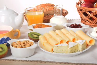 Beyaz ve sarı yeşil biber ile peynir