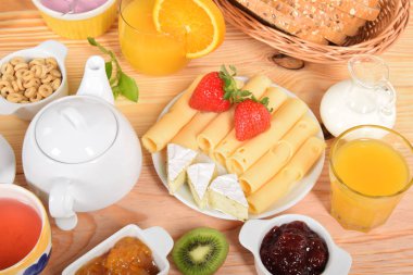 Beyaz ve sarı yeşil biber ile peynir