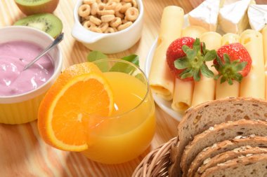 Sarı ve beyaz biber peynirli üzerinde tatlı çilek