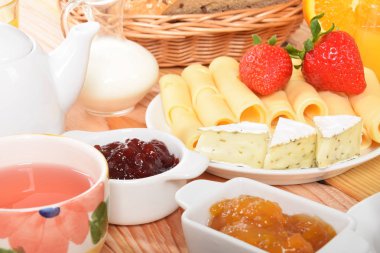 Ekmek tahıl, yoğurt, yaban mersini, çilek ve peynir ile