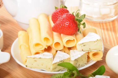 Sarı ve beyaz biber peynirli üzerinde tatlı çilek