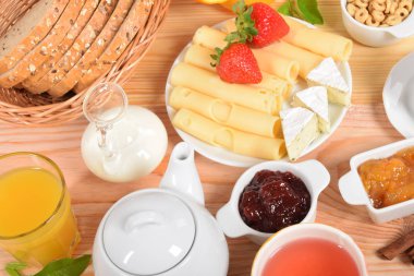 Ekmek tahıl, yoğurt, yaban mersini, çilek ve peynir ile