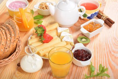 Ekmek tahıl, yoğurt, yaban mersini, çilek ve peynir ile