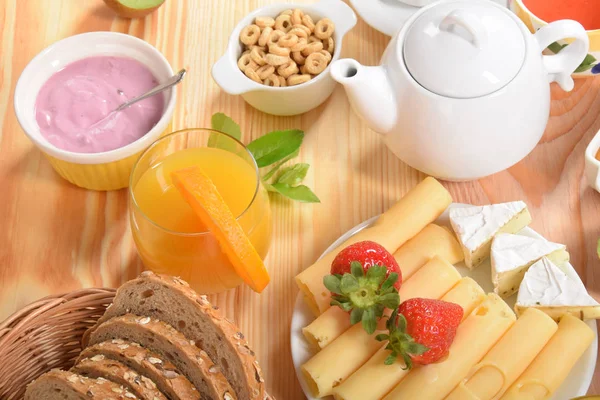 Ekmek tahıl, yoğurt, yaban mersini, çilek ve peynir ile