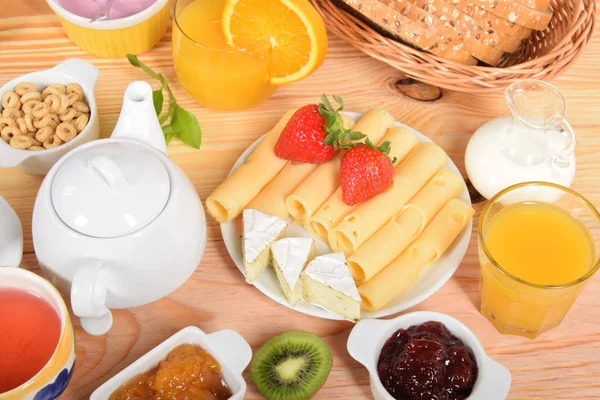 Beyaz ve sarı yeşil biber ile peynir