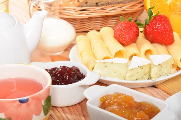 Ekmek tahıl, yoğurt, yaban mersini, çilek ve peynir ile