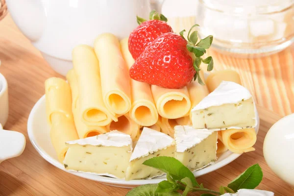 Sarı ve beyaz biber peynirli üzerinde tatlı çilek