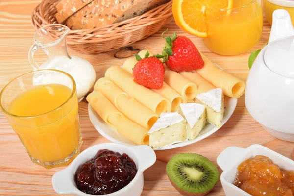 Beyaz ve sarı yeşil biber ile peynir