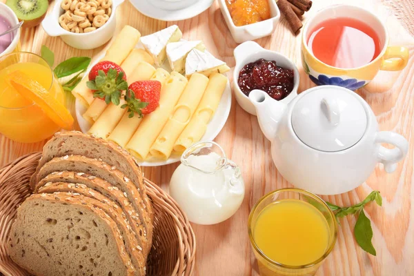 Pan con granos, yogur, arándanos, fresas y quesos —  Fotos de Stock