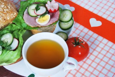 Lehçe sandviç kahvaltı ham salatalık yumurta turp dereotu ile Letonyalı