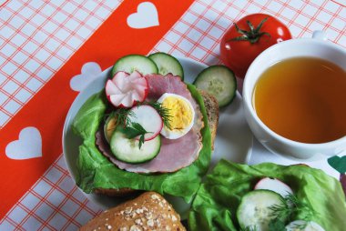Lehçe sandviç kahvaltı ham salatalık yumurta turp dereotu ile Letonyalı