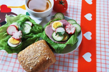 Lehçe sandviç kahvaltı ham salatalık yumurta turp dereotu ile Letonyalı