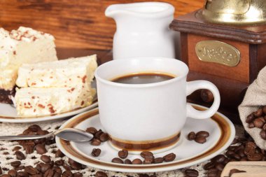 siyah kahve ve kek kahve ve eski bir kahve değirmeni