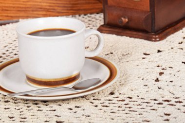 siyah kahve ve kek kahve ve eski bir kahve değirmeni