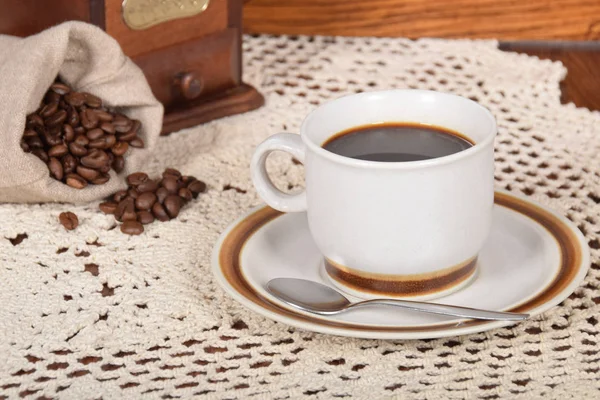 Kaffee und Kuchen und eine alte Kaffeemühle — Stockfoto