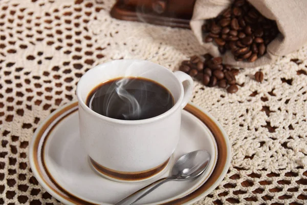Черный кофе и кофе с пирожными и старая кофемолка — стоковое фото