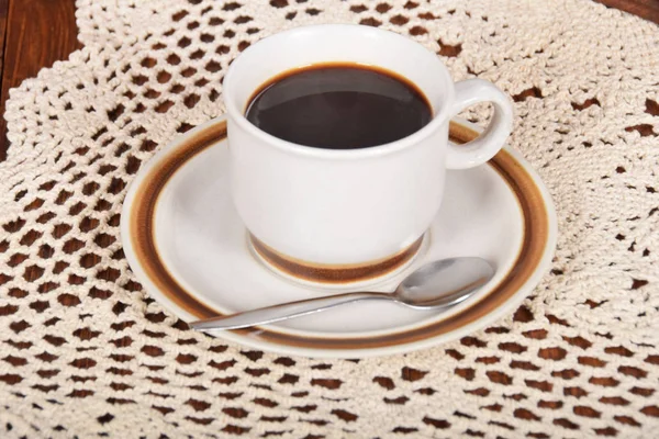 Café negro y pastel de café y un molinillo de café viejo — Foto de Stock