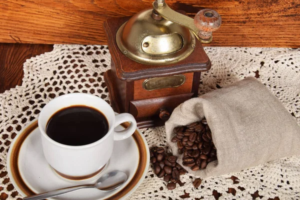 Café negro y pastel de café y un molinillo de café viejo — Foto de Stock