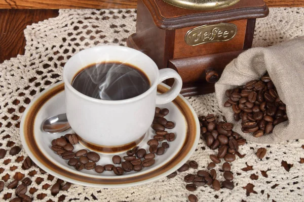 Kopi hitam dan kopi kue dan penggiling kopi tua — Stok Foto
