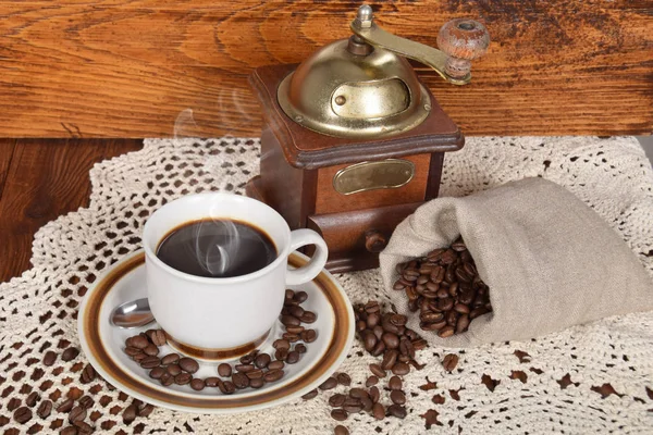 Café noir et café gâteau et un vieux moulin à café — Photo