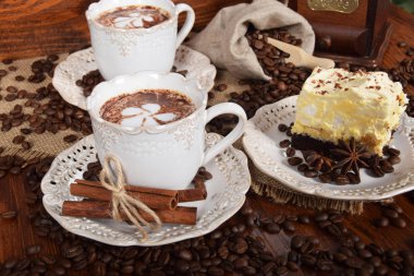 bir retro bir çiçek şeklinde süt köpüğü ile Kahve kupaları