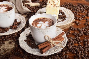 bir retro bir çiçek şeklinde süt köpüğü ile Kahve kupaları