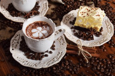 bir retro bir çiçek şeklinde süt köpüğü ile Kahve kupaları