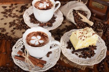 bir retro bir çiçek şeklinde süt köpüğü ile Kahve kupaları