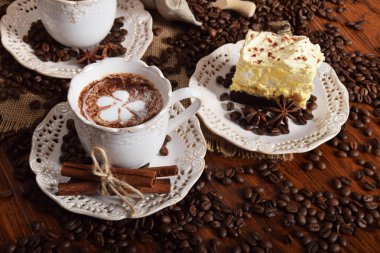 bir retro bir çiçek şeklinde süt köpüğü ile Kahve kupaları