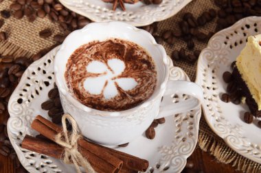 bir retro bir çiçek şeklinde süt köpüğü ile Kahve kupaları