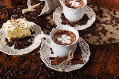 bir retro bir çiçek şeklinde süt köpüğü ile Kahve kupaları