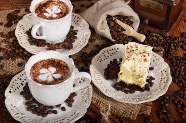 bir retro bir çiçek şeklinde süt köpüğü ile Kahve kupaları