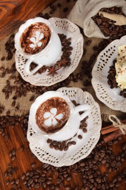 bir retro bir çiçek şeklinde süt köpüğü ile Kahve kupaları