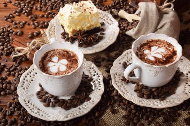 bir retro bir çiçek şeklinde süt köpüğü ile Kahve kupaları