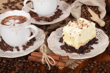 bir retro bir çiçek şeklinde süt köpüğü ile Kahve kupaları