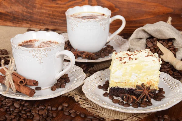 bir retro bir çiçek şeklinde süt köpüğü ile Kahve kupaları