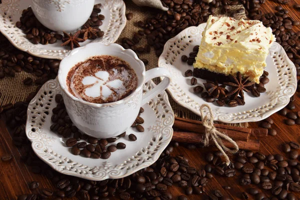 bir retro bir çiçek şeklinde süt köpüğü ile Kahve kupaları