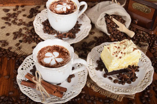 bir retro bir çiçek şeklinde süt köpüğü ile Kahve kupaları