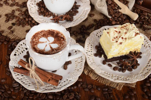 bir retro bir çiçek şeklinde süt köpüğü ile Kahve kupaları