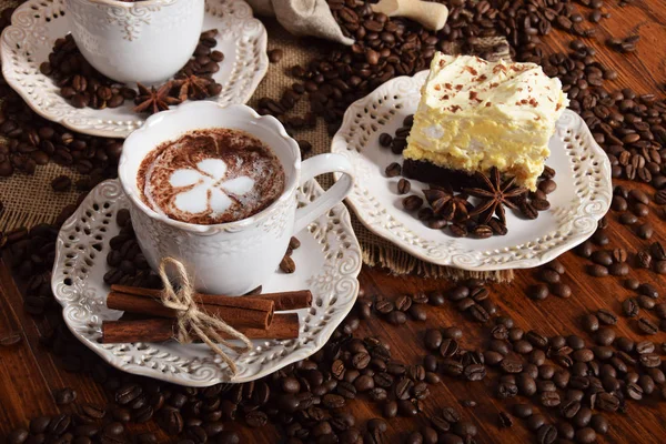 bir retro bir çiçek şeklinde süt köpüğü ile Kahve kupaları